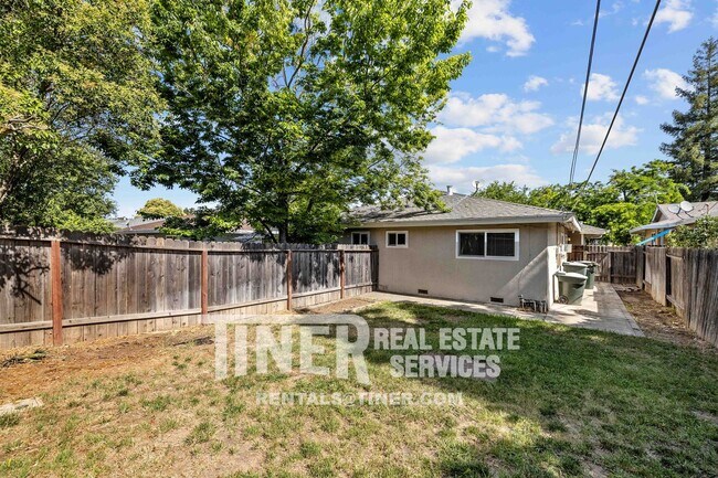 Building Photo - Cozy and Lovely Carmichael duplex