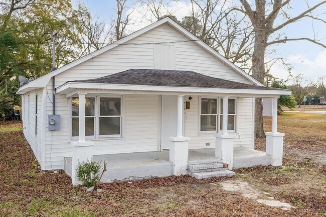 Foto del edificio - Renovated Three Bedroom Home!