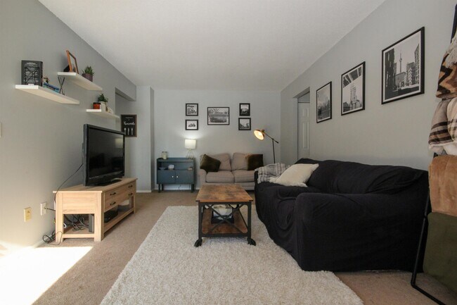 Foto del edificio - 4542 Cedar Lake Rd