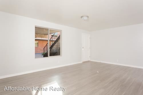Building Photo - 814 E 9th St
