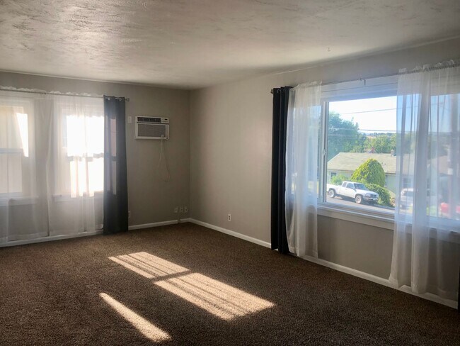 Building Photo - Charming North Hill 2-Bedroom