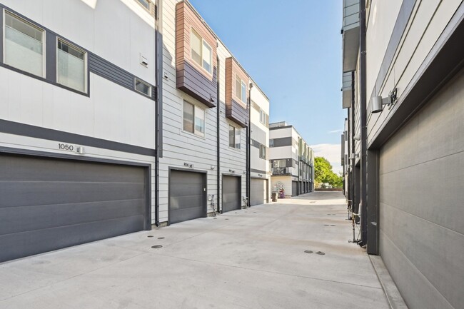 Building Photo - Great Townhome, Perfect Location! License #2023-BFN-0071747