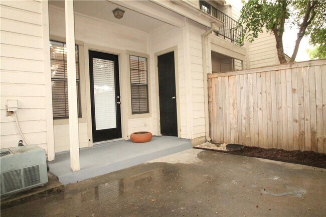 Foto del edificio - 3635 Garden Brook Dr
