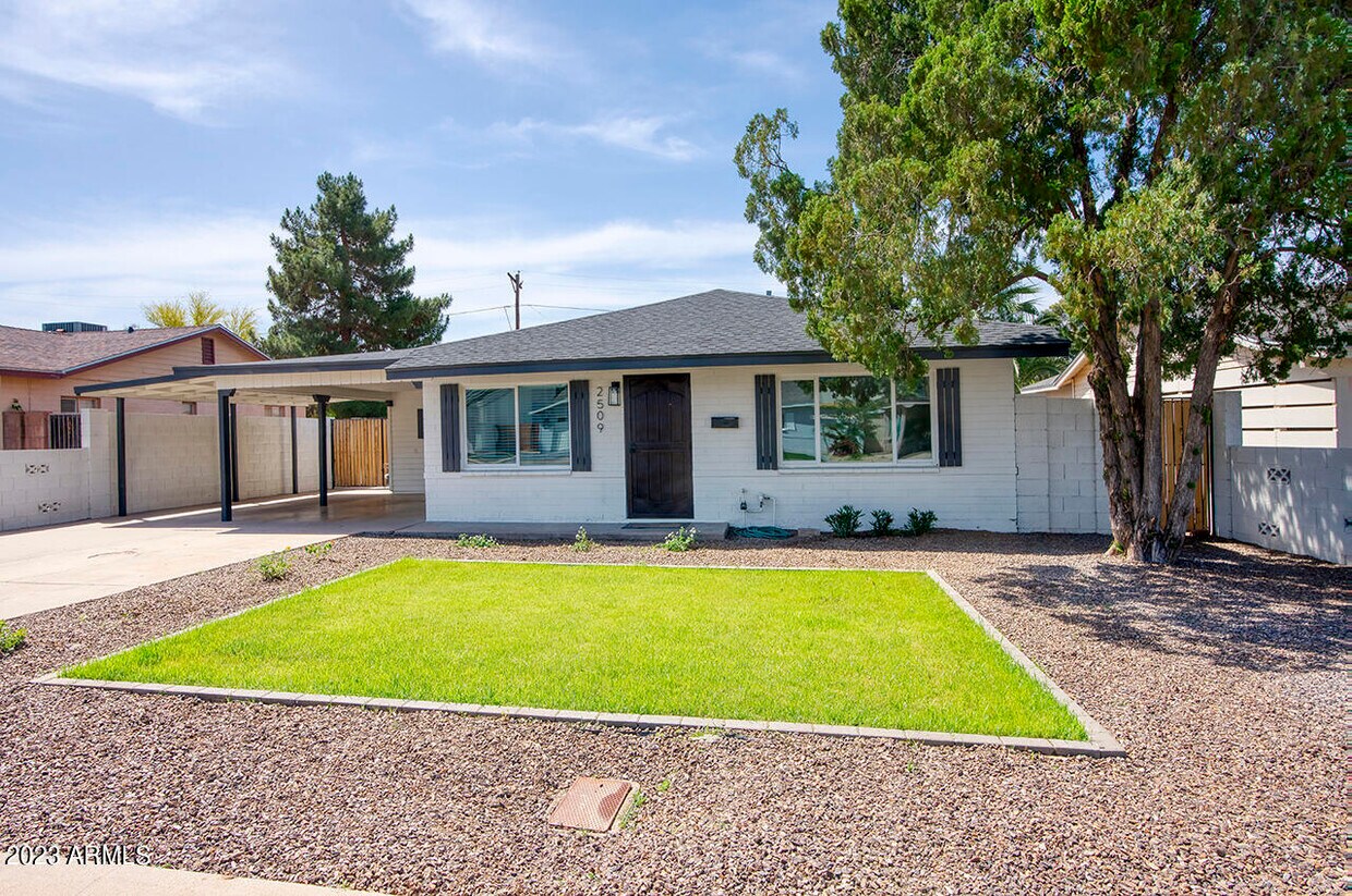 Foto principal - 2509 E Coolidge St