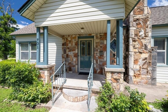 Building Photo - 701 1/2 S Walnut Street Unit