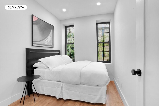 Foto del edificio - 323 E 93rd St
