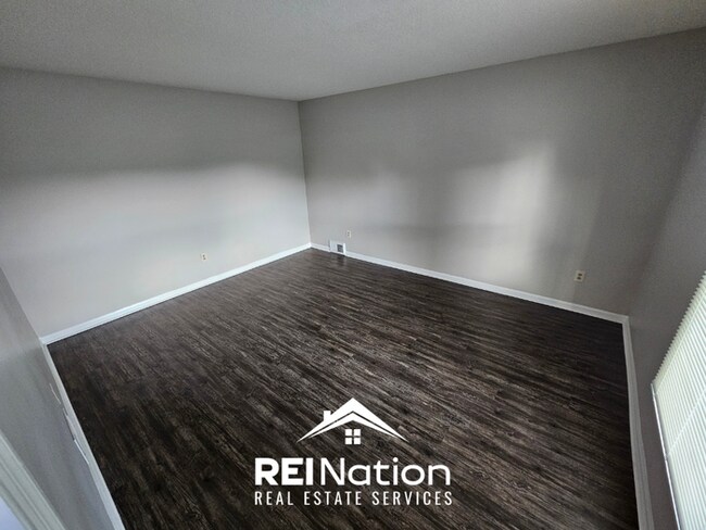 Foto del edificio - Grand 5BR/3BA East Memphis Estate | 2,603 Sq Ft, Hardwood Floors, Fireplace & Large Yard