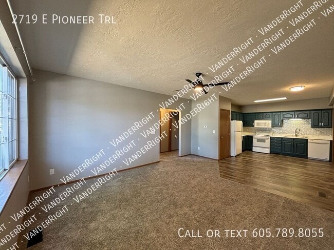 Building Photo - One Floor - 2 Bedroom 2 Bathroom Townhome!