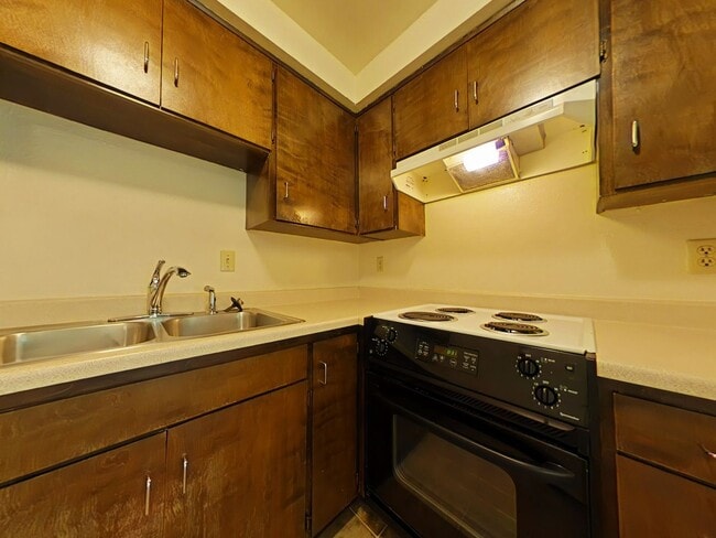 Building Photo - 2 Bedroom Duplex ~ Close to Shops ~ Pet Fr...