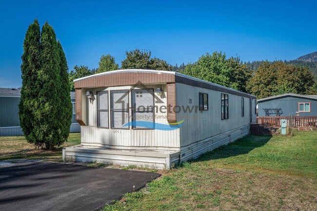 Building Photo - 3 Bedroom 1 Bath Home with Off-Street Park...