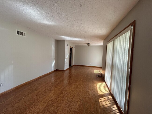 Foto del edificio - 210 W General Stewart Wy