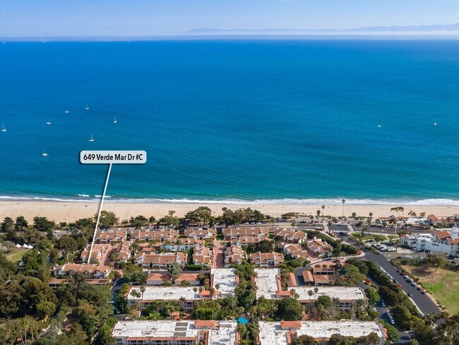 Foto del edificio - This wonderful East Beach Townhome Awaits!