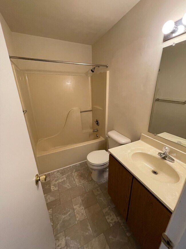 Foto del edificio - 3 Bed 2 Bath Townhouse in Manchester