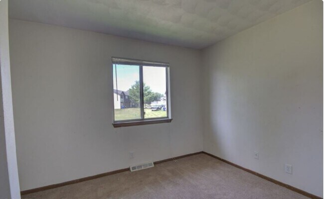 Building Photo - 754 W 61st St