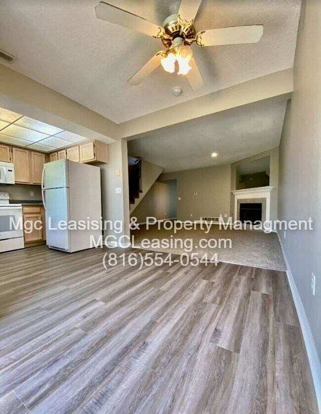 Foto del edificio - Big Beautiful Townhome in Lee's Summit!