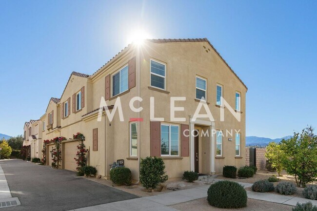 Foto del edificio - Gorgeous 2-Story 4-Bedroom Home with Loft ...