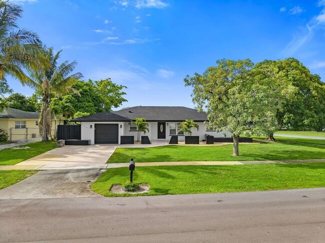 Building Photo - 908 Hibiscus Dr