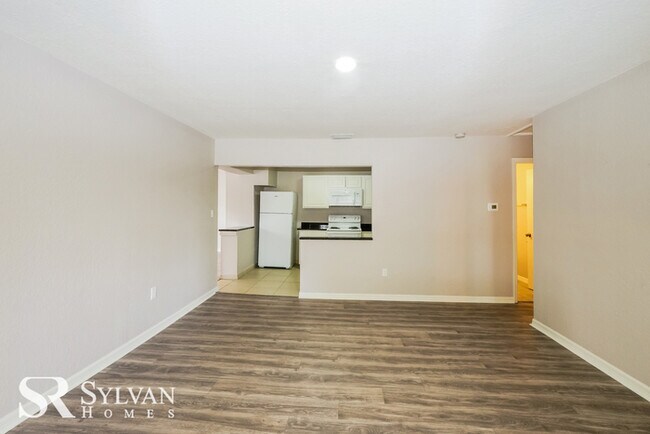 Building Photo - This adorable home is ready for you