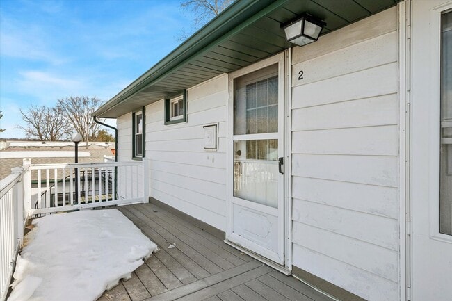 Building Photo - Available Immediately – 1B/1B Recently Renovated Unit