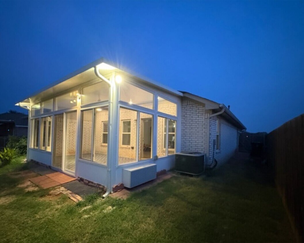Foto del edificio - Stunning 3-Bedroom Home with Climate-Controlled Sunroom in Desirable Piedmont Community