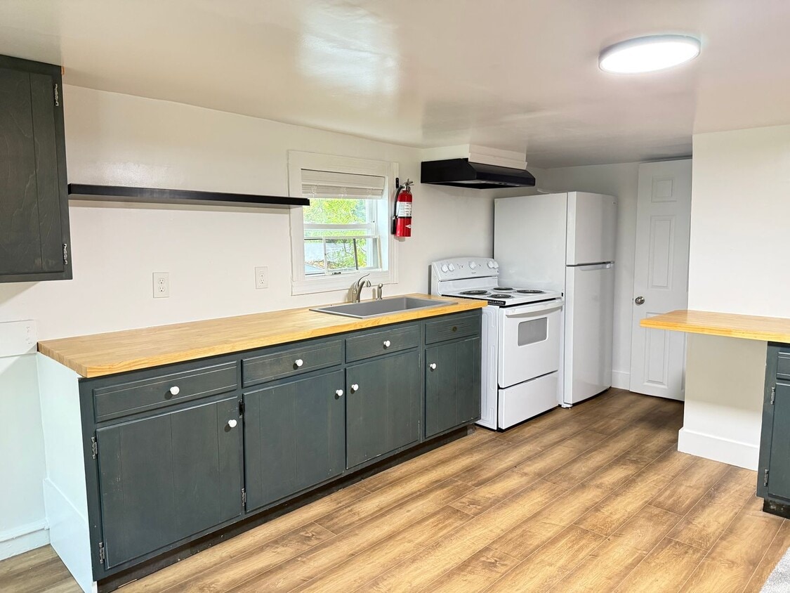 Primary Photo - Newly Renovated 3 Bedroom 1.5 Bathroom Hom...
