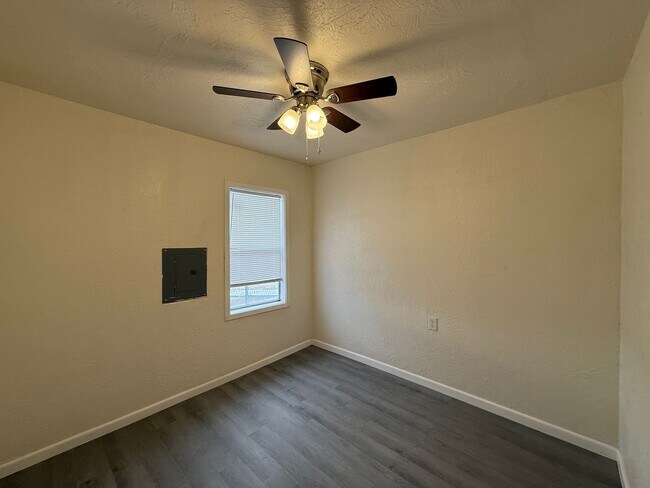 Foto del edificio - Remodeled Two Bedroom Home Fenced Yard