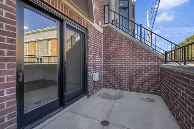 patio del primer piso - 673 E 16th St