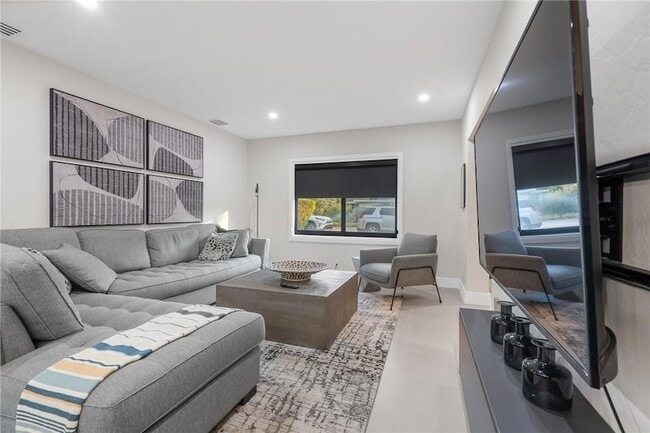 Photo - 425 NE 25th St House