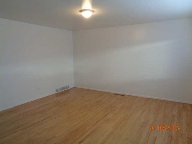 Building Photo - Nicely located close to Memorial Park and ...