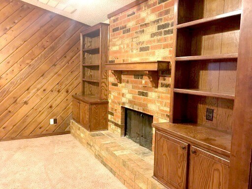 Building Photo - Granite! Fireplace! Bay Window!