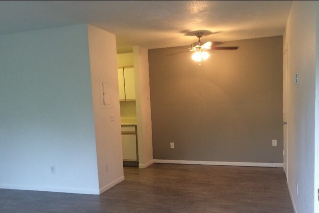 Building Photo - 305 Crosstown Blvd