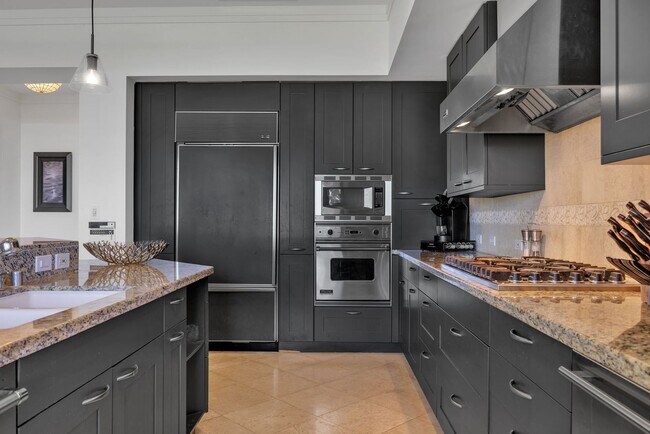 Foto del edificio - Luxury 3-Bed Condo at Coconut Grove. Ocean...