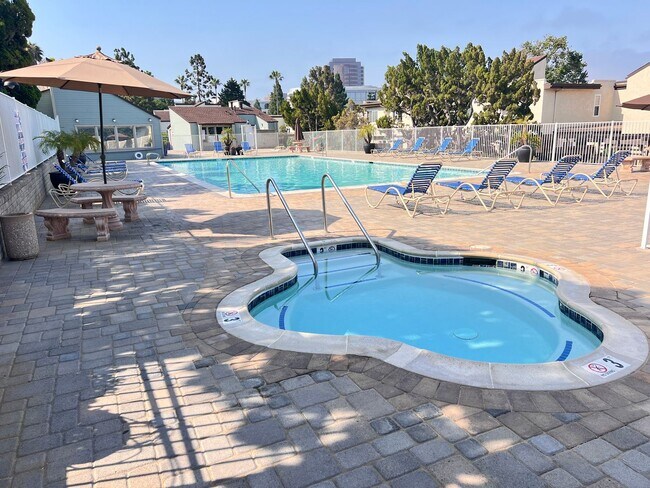 Foto del edificio - 2 Master Bedroom & Bath Plus 1/2 Bath Town...