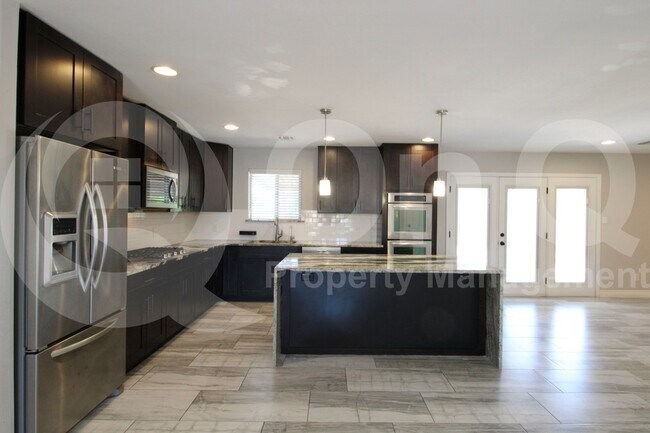 Building Photo - 1653 E Bishop Dr
