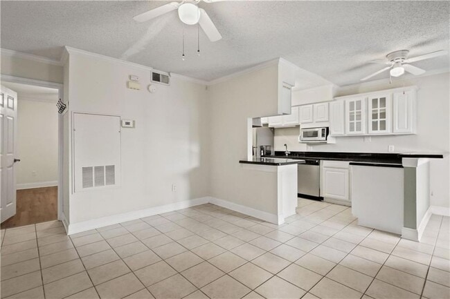 Building Photo - 4800 Pontchartrain Dr
