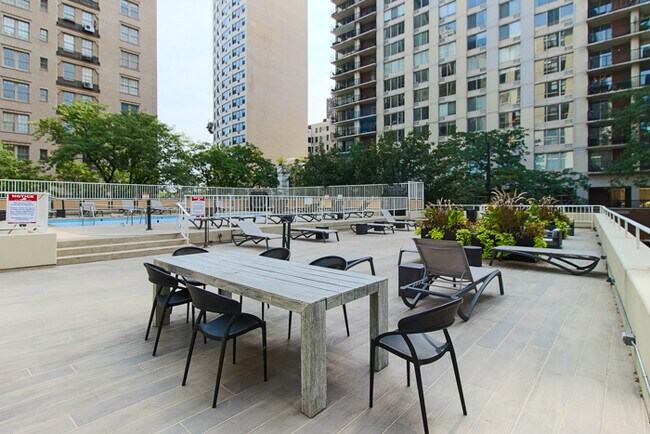 Foto del edificio - 1201 N State Pkwy