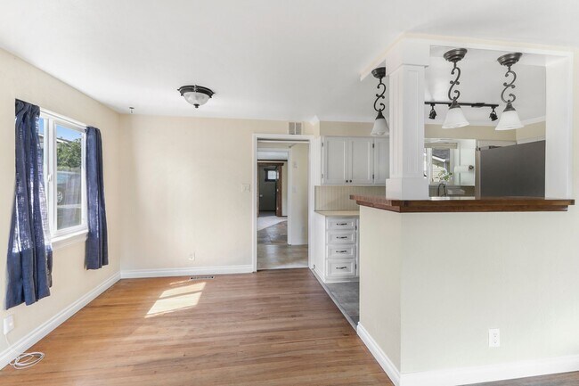 Building Photo - Anacortes 4 Bedroom 2 Bathroom - Ideal Loc...