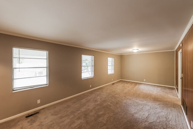 Building Photo - 730 Belview St