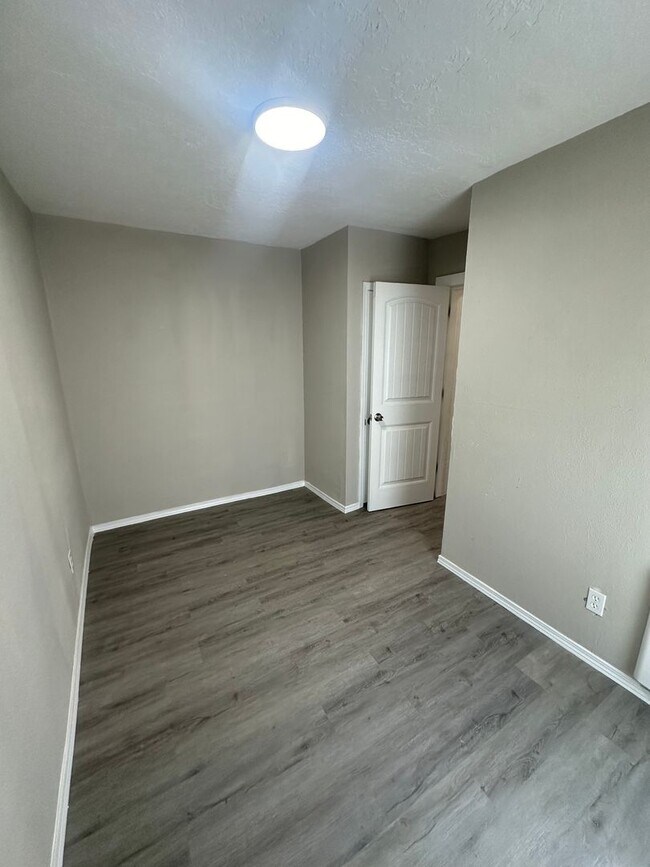 Building Photo - 3 bedroom 1 bath house