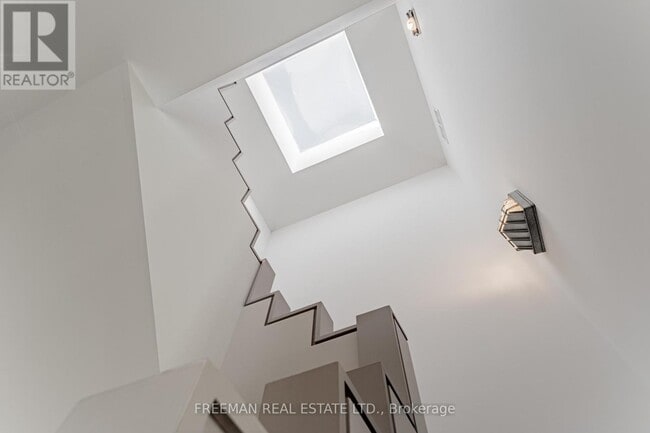 Building Photo - 21 Howland Ave