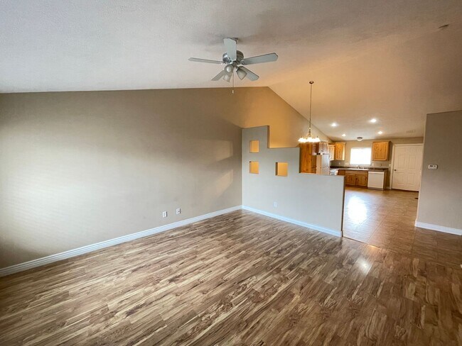 Building Photo - 4 Bed, 3 Bath Town Home w/ 2 Car Garage - ...