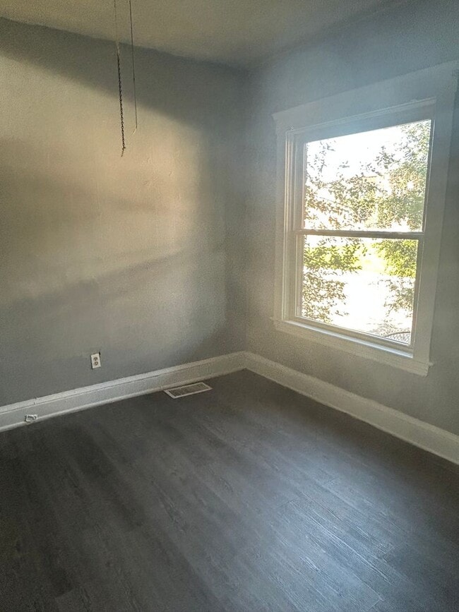 Building Photo - 10512 Greenlawn Ave