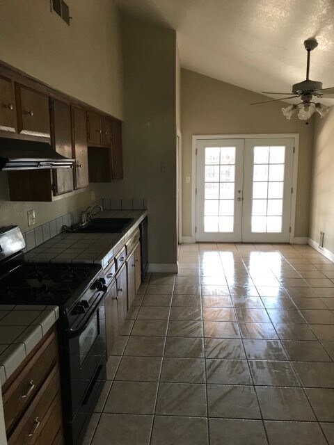 Building Photo - 3016 Oak Tree Ave