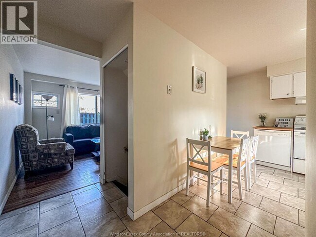 Photo du bâtiment - 7875 Hawthorne Dr