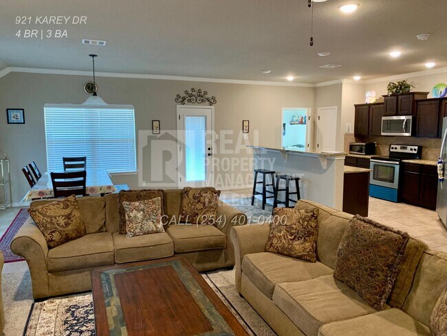Building Photo - 921 Karey Dr