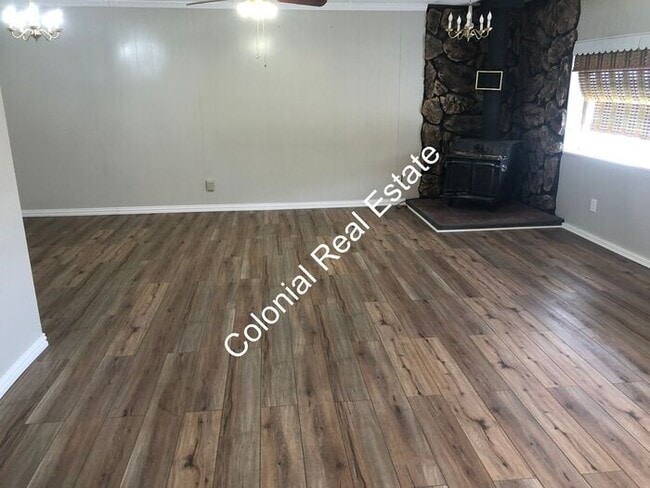 Building Photo - 3 bedroom 1 bathroom nicely updated home i...