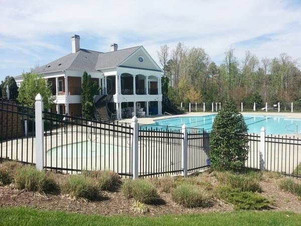 Building Photo - 404 Walnut Woods Dr