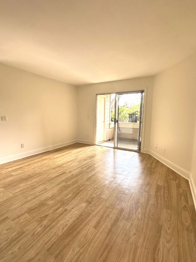 Building Photo - Spacious 1-Bed Condo with Balcony in Gated...