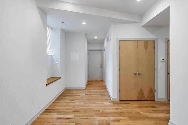 Foto del edificio - 323 E 44th St