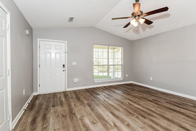 Foto del edificio - 223 Elm Dr